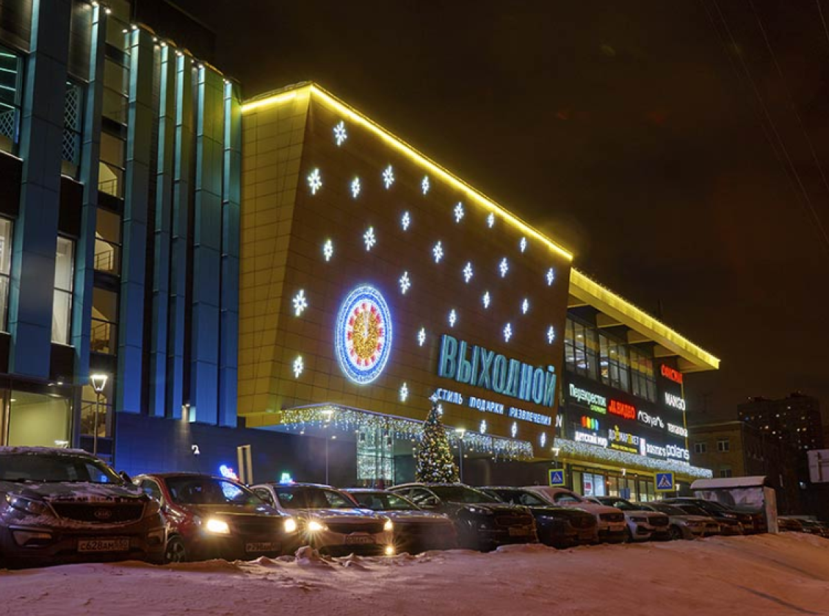 Большая новогодняя елка уже в ТРЦ Выходной в Люберцах 6+